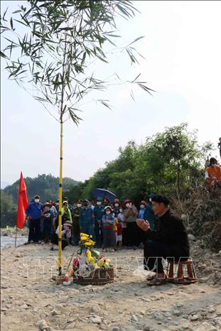 Chủ lễ làm lễ tại khu vực gội đầu trước khi diễn ra Lễ hội Áp Hô Chiêng. Ảnh: Nguyễn Oanh-TTXVN.Ảnh: Nguyễn Oanh-TTXVN.