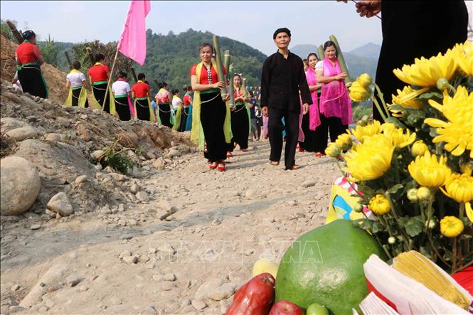 Sau khi làm lễ tại nhà Then, đoàn lễ di chuyển về dòng suối Nậm Lụm. Ảnh: Nguyễn Oanh-TTXVN.