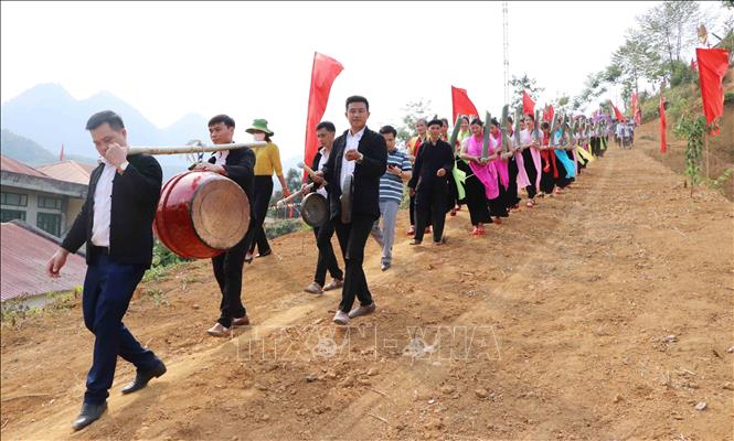 Sau khi làm lễ tại nhà Then, đoàn lễ cùng giàn trống, chiêng di chuyển về dòng suối Nậm Lụm. Ảnh: Nguyễn Oanh-TTXVN.