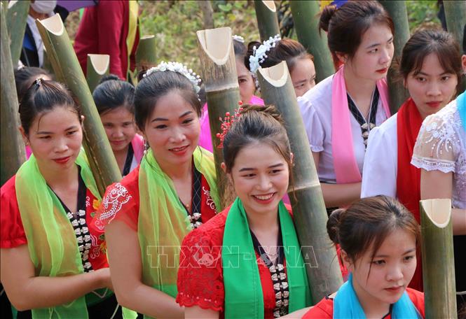 Các cô gái thái xinh xắn tham gian Lễ hội Áp Hô Chiêng. Ảnh: Nguyễn Oanh-TTXVN.
