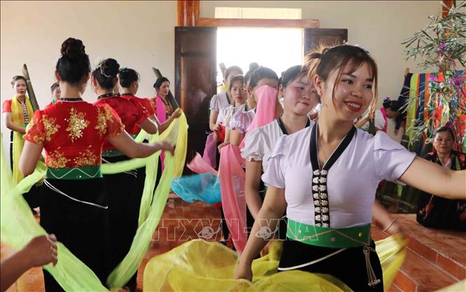 Các cô gái Thái thực hiện  nghi lễ diễn xướng tại nhà Then. Ảnh: Nguyễn Oanh-TTXVN