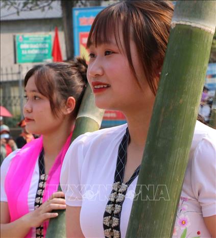Các cô gái thái xinh xắn tham gian  Lễ hội Áp Hô Chiêng. Ảnh: Nguyễn Oanh-TTXVN.