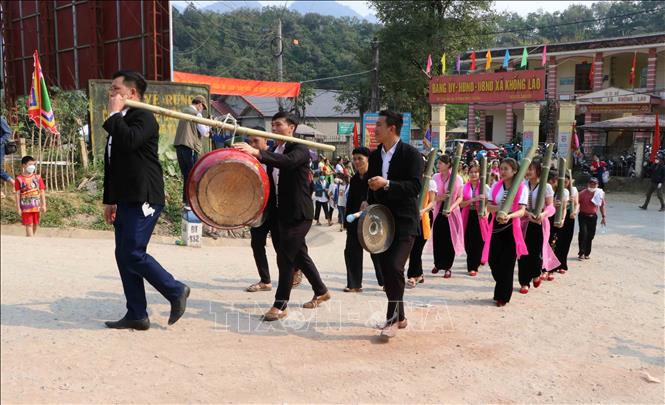 Đoàn lễ cùng giàn trống, chiêng di chuyển lên làm lễ tại nhà Then để bắt đầu lễ hội Áp Hô Chiêng. Ảnh: Nguyễn Oanh-TTXVN