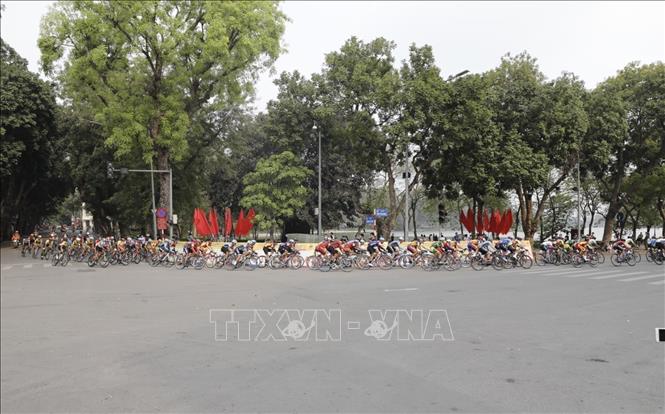 Trong ảnh: Các vận động viên tranh tài quanh hồ Hoàn Kiếm. Ảnh: Trần Việt - TTXVN 