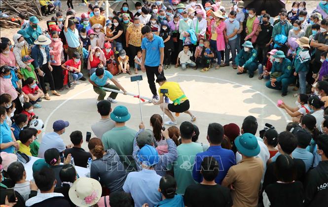 Thi đẩy gậy tại Lễ hội Then Kin Pang. Ảnh: Nguyễn Oanh-TTXVN