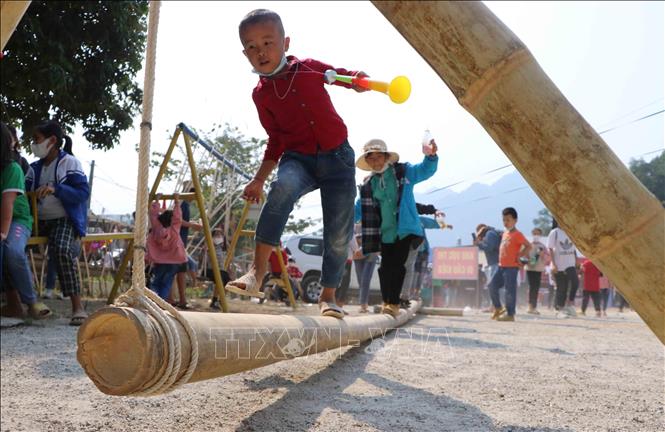 Trẻ em tham gia trò chơi đi cầu kiệu tại Lễ hội Then Kin Pang. Ảnh: Nguyễn Oanh-TTXVN.