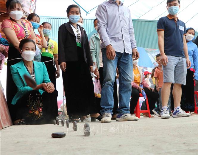Trò chơi Tó Má lẹ tại Lễ hội Then Kin Pang. Ảnh: Nguyễn Oanh-TTXVN.