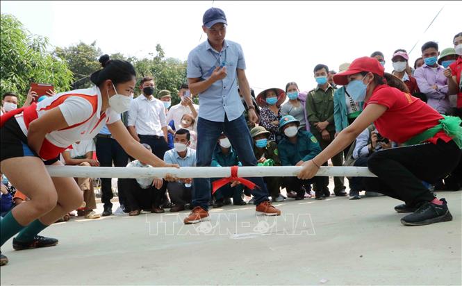 Thi đẩy gậy tại Lễ hội Then Kin Pang. Ảnh: Nguyễn Oanh-TTXVN.