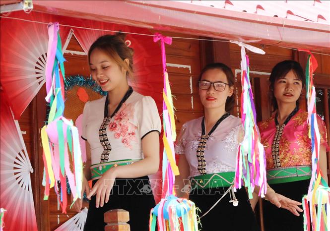 Các cô gái Thái xinh đẹp khiến nhiều du khách trầm trồ. Ảnh: Nguyễn Oanh-TTXVN.