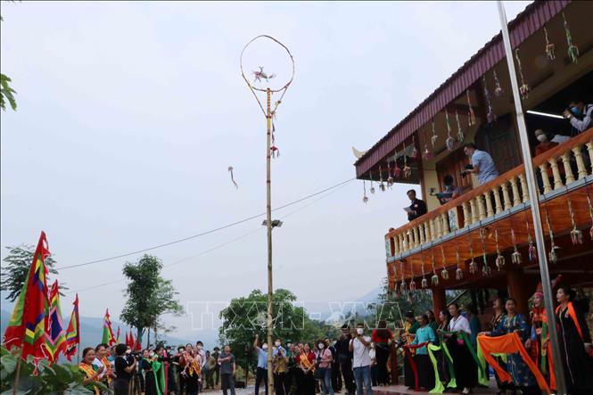 Du khách tham gia trò ném còn. Ảnh: Nguyễn Oanh-TTXVN