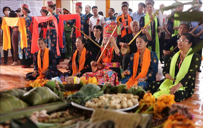 Nghi thức cúng Then tại Lễ hội Then Kin Pang.  Ảnh: Nguyễn Oanh-TTXVN.
