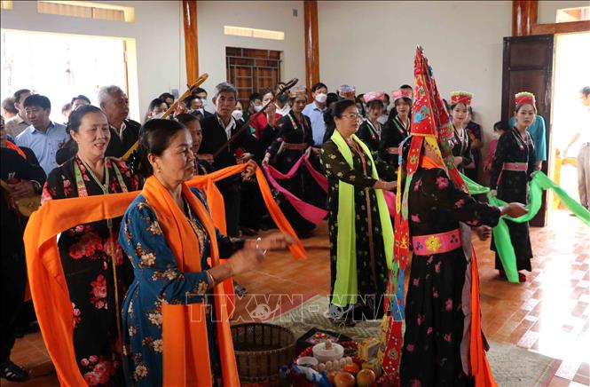 Diễn xướng khi làm lễ cúng Then tại Lễ hội Then Kin Pang.  Ảnh: Nguyễn Oanh-TTXVN.