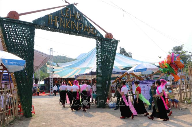 Năm nay, Lễ hội Then Kin Pang thu hút hàng ngàn người dân và du khách tham quan và trải nghiệm. Ảnh: Nguyễn Oanh-TTXVN