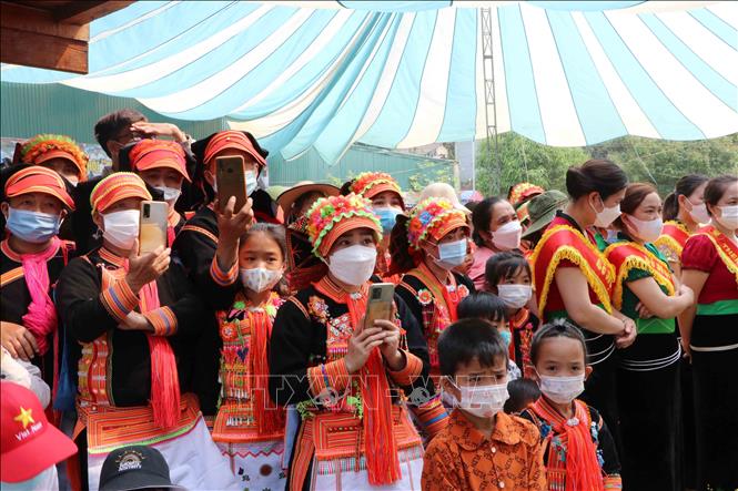 Thiếu nữ dân tộc Dao tham quan Lễ hội Then Kin Pang. Ảnh: Nguyễn Oanh-TTXVN