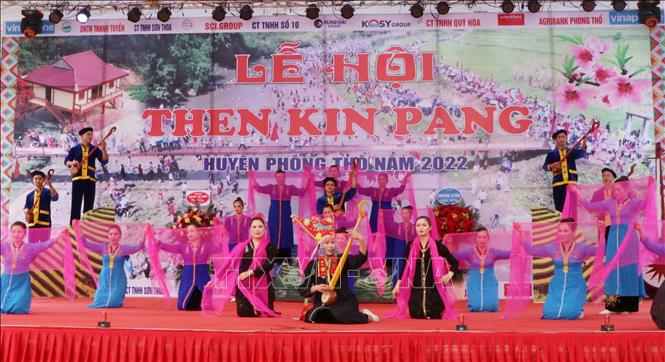 Tiết mục văn nghệ tại Lễ hội Then Kin Pang. Ảnh: Nguyễn Oanh-TTXVN.