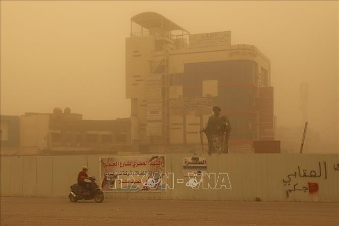 Trong ảnh: Bão bụi quét qua thành phố Nasiriyah, Iraq ngày 9/4/2022. Ảnh: AFP/TTXVN