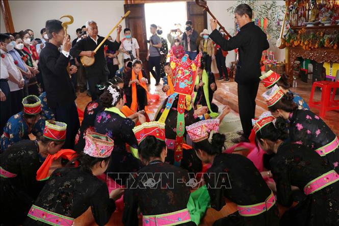 Bà Then và các Sao Chẩu vừa hát vừa diễn xướng tại Lễ cúng Then. Ảnh: Nguyễn Oanh-TTXVN.