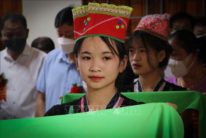 Các cô gái Thái xinh đẹp được chọn là Sao Chẩu. Họ đứng chung quanh bà Then diễn xướng trong lễ cúng Then. Ảnh: Nguyễn Oanh-TTXVN.