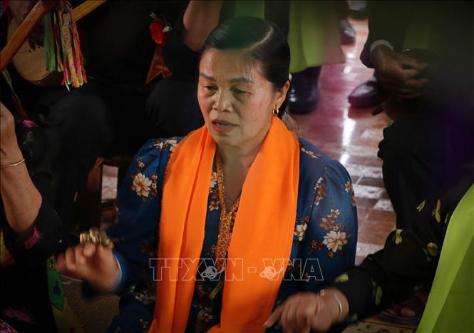 Các bà Then phụ múa hát tại lễ cúng Then. Ảnh: Nguyễn Oanh-TTXVN.