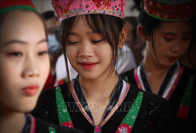 Các cô gái Thái xinh đẹp được chọn là Sao Chẩu. Họ đứng chung quanh bà Then diễn xướng trong lễ cúng Then. Ảnh: Nguyễn Oanh-TTXVN.
