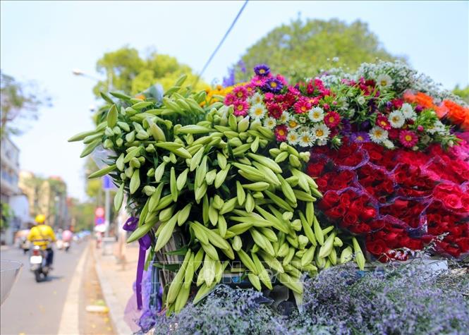 Hoa được gói thành từng bó nhỏ, theo các gánh hàng rong đi khắp các nẻo đường. Ảnh: Tuấn Đức - TTXVN