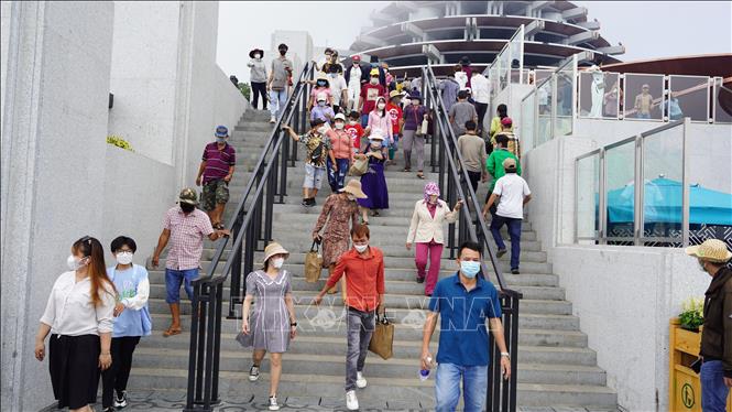 Đông đảo du khách tham quan trên đỉnh núi Bà Đen