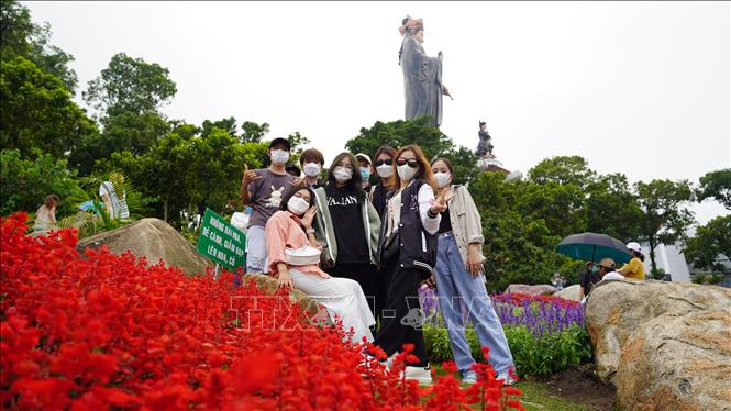 Các bạn trẻ thỏa sức tạo dáng chụp hình với muôn ngàn chậu hoa đủ màu sắc trên đỉnh núi Bà Đen