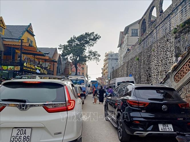 Trong ảnh: Các phương tiện ùn ứ tìm chỗ đỗ xe tại khu vực gần Nhà thờ Tam Đảo. Ảnh: TTXVN phát
