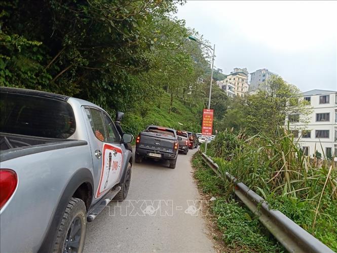 Trong ảnh: Ô tô nối đuôi nhau trên những cung đường đèo lên thị trấn Tam Đảo. Ảnh: TTXVN phát