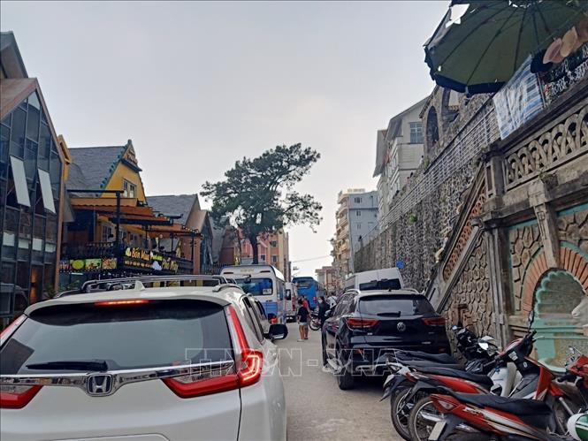 Trong ảnh: Các phương tiện ùn ứ tìm chỗ đỗ xe tại khu vực gần công viên trung tâm tại thị trấn Tam Đảo. Ảnh: TTXVN phát