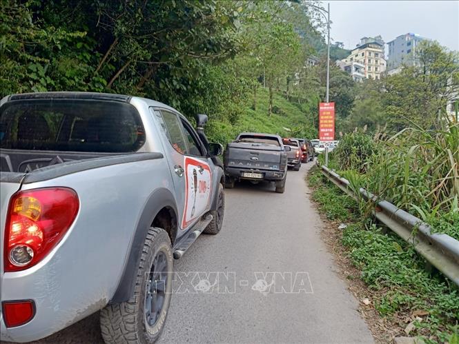 Trong ảnh: Ô tô nối đuôi nhau trên những cung đường đèo lên thị trấn Tam Đảo. Ảnh: TTXVN phát