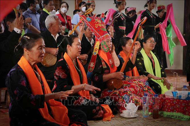 Với lối hát Then truyền thống, như kể, xin, bà Then cầu cúng cho bà con trong bản, trong xã những điều tốt đẹp, luôn khỏe mạnh, no ấm, cầu cho mưa thuận gió hòa, cho mùa màng tươi tốt. Ảnh: Nguyễn Oanh-TTXVN.