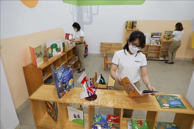 Các lớp học được sắp xếp gọn gàng, trang trí bắt mắt để chuẩn bị đón trẻ. Ảnh: Thanh Tùng - TTXVN