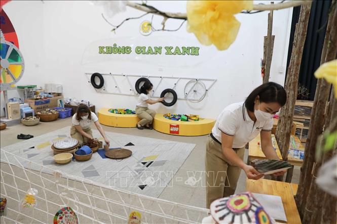 Các lớp học được sắp xếp gọn gàng, trang trí bắt mắt để chuẩn bị đón trẻ. Ảnh: Thanh Tùng - TTXVN