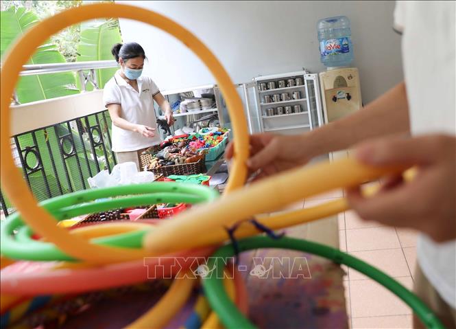 Đồ dùng dạy học, đồ chơi của trẻ đều được vệ sinh khử khuẩn, sắp xếp gọn gàng, sẵn sàng đón trẻ tới trường. Ảnh: Thanh Tùng - TTXVN