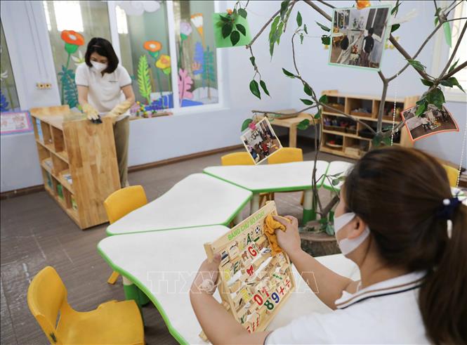 Các lớp học được sắp xếp gọn gàng, trang trí bắt mắt để chuẩn bị đón trẻ. Ảnh: Thanh Tùng - TTXVN