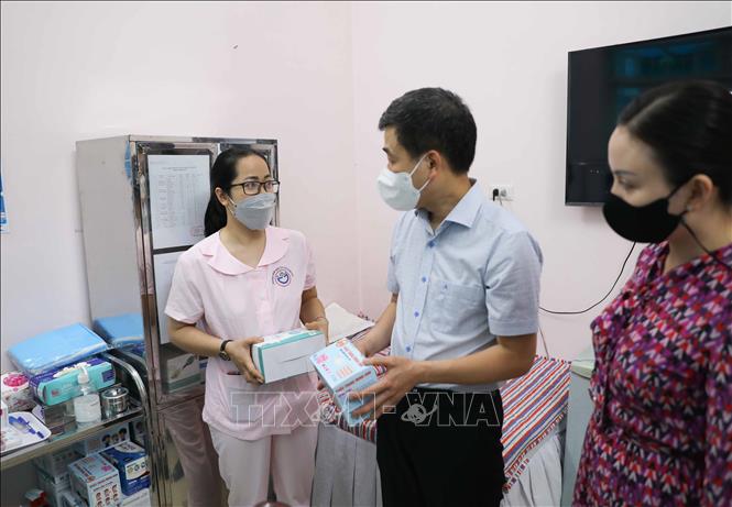 Ông Nguyễn Quốc Hoàn - Phó Chủ tịch UBND quận Hoàn Kiếm kiểm tra cơ sở vật chất, đồ dùng, trang thiết bị, phòng y tế, bếp ăn… tại trường Mầm non chất lượng cao 20/10. Ảnh: Thanh Tùng - TTXVN 
