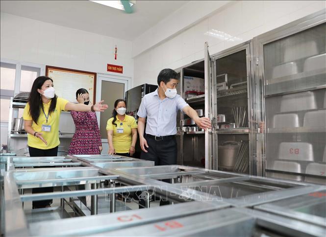Sáng 11/4/2022, đoàn công tác của quận Hoàn Kiếm đã đến kiểm tra việc chuẩn bị đón học sinh đến trường tại 3 trường Mầm non chất lượng cao 20/10, trường Mẫu giáo Mầm non A, Mầm non Quang Trung. Ảnh: Thanh Tùng - TTXVN 