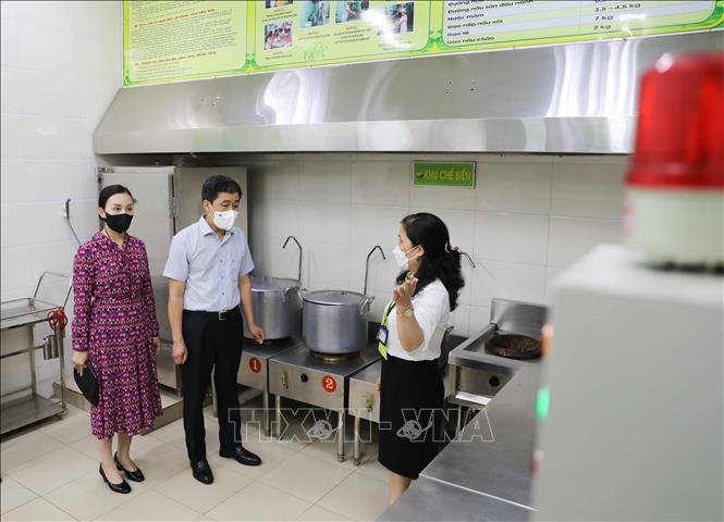 Sáng 11/4/2022, đoàn công tác của quận Hoàn Kiếm đã đến kiểm tra việc chuẩn bị đón học sinh đến trường tại 3 trường Mầm non chất lượng cao 20/10, trường Mẫu giáo Mầm non A, Mầm non Quang Trung. Ảnh: Thanh Tùng - TTXVN 