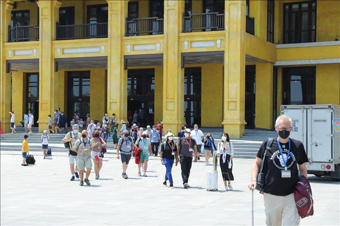 Trong ảnh: Đông đảo du khách xuống Cảng tàu quốc tế Hạ Long để khởi hành chuyến tham quan vịnh Hạ Long. Ảnh: Thanh Vân-TTXVN