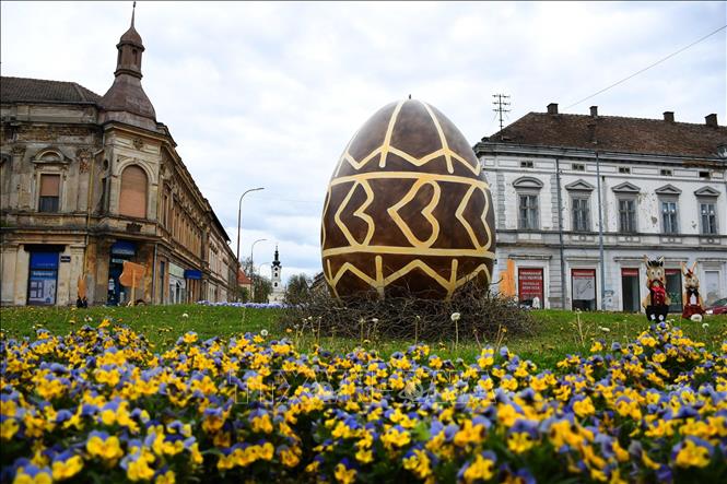 Trong ảnh: Trứng Phục sinh khổng lồ được trưng bày đón Lễ Phục sinh tại Bjelovar, Croatia, ngày 9/4/2022. Ảnh: THX/ TTXVN