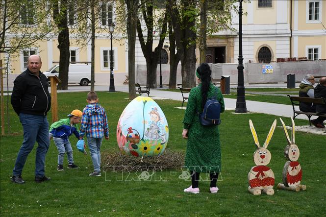 Trong ảnh: Trứng Phục sinh khổng lồ được trưng bày tại Bjelovar, Croatia, ngày 9/4/2022. Ảnh: THX/ TTXVN