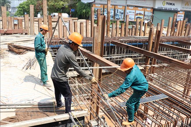 Trong ảnh: Thi công đốt hầm kín tại công trình hầm chui đầu tiên ở Thái Nguyên Ảnh: Hoàng Nguyên - TTXVN