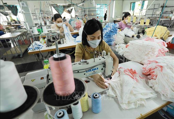 Mỗi tháng, Công ty TNHH may Nguyên Đức ở xã Tích Giang, huyện Phúc Thọ sản xuất được từ 7.000 - 10.000 bộ quần áo trẻ em phục vụ thị trường trong nước, tạo việc làm ổn định cho 25 lao động. Ảnh: Vũ Sinh – TTXVN