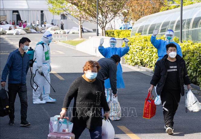 Trong ảnh: Bệnh nhân COVID-19 rời bệnh viện dã chiến sau khi khỏi bệnh, tại Thượng Hải, Trung Quốc, ngày 9/4/2022. Ảnh: THX/ TTXVN