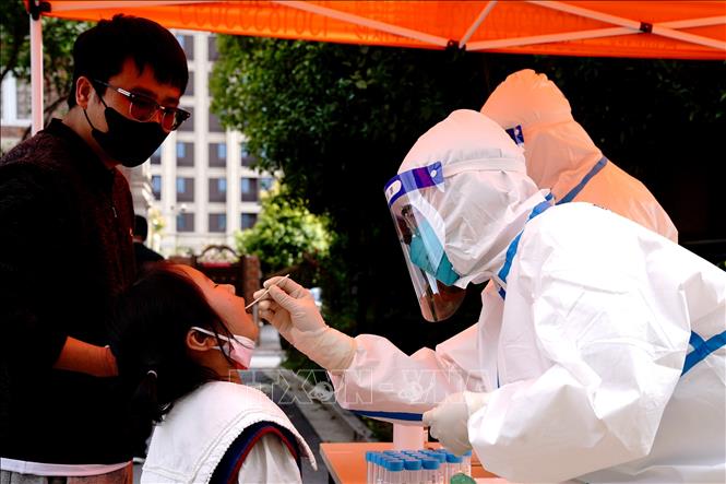 Trong ảnh: Nhân viên y tế lấy mẫu xét nghiệm COVID-19 cho người dân tại Thượng Hải, Trung Quốc, ngày 9/4/2022. Ảnh: THX/ TTXVN