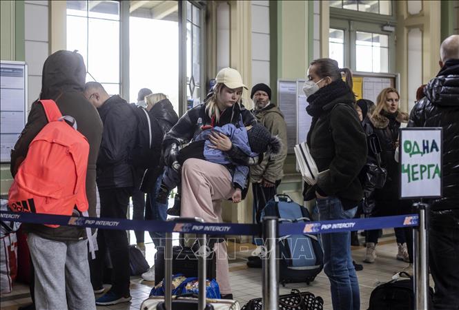 Trong ảnh: Người tị nạn Ukraine xếp hàng mua vé tàu hỏa để trở về Kiev, tại nhà ga ở Przemysl, Ba Lan, ngày 5/4/2022. Ảnh: AFP/ TTXVN