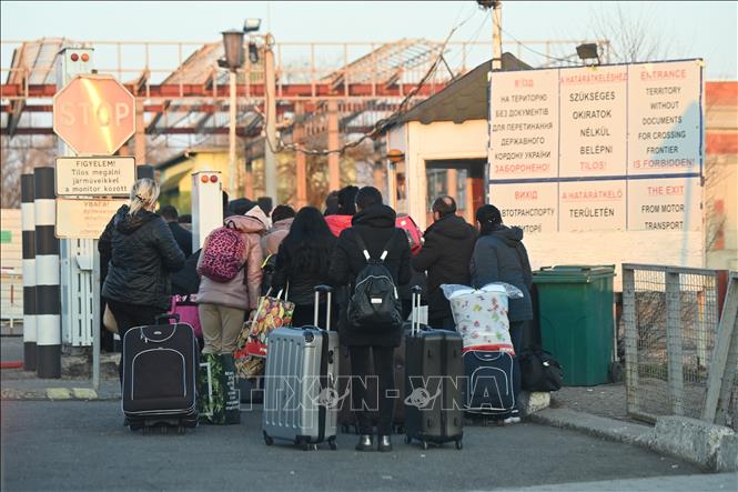 Trong ảnh: Người tị nạn Ukraine trở về nước qua cửa khẩu biên giới ở gần Beregsurany, Hungary, ngày 6/3/2022. Ảnh: AFP/ TTXVN