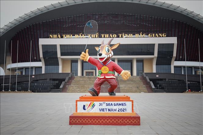 Photo: A statue of saola – the official mascot of SEA Games 31 - in the front of the Bac Giang Gymnasium. VNA Photo: Danh Lam