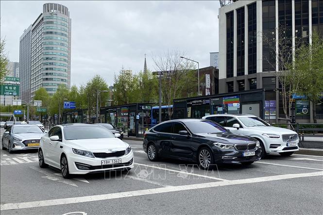 Trong ảnh: Đường cao tốc Gangbyeon chạy dọc bờ sông Hàn ở Seoul luôn trong tình trạng quá tải do lưu lượng xe ô tô ngày càng nhiều. Ảnh chụp ngày 13/4/2022. Ảnh: Anh Nguyên-PV TTXVN tại Hàn Quốc